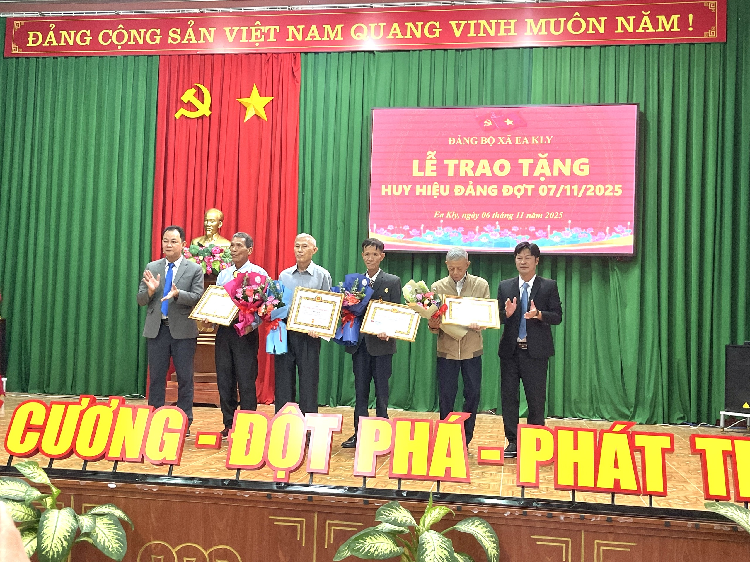 Huy hiệu đảng7